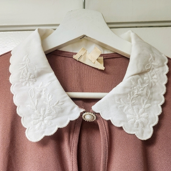 Flower a Feather Mauve Top With White Embroidered Collar And Jeweled Button M - Picture 6 of 16